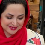 Kamand Amirsoleimani Instagram – از یه چیزی در خودم خوشم میاد، عکسامو که نگاه میکنم مثلا سر کار قبل از عمل جراحی توی سفر توی خونه خلاصه در هر حالتی لبخند میزنم بدون انگیزه و بدون دلیل. لبخند بخشی از شخصیتم شده. خواستم توصیه کنم لبخند بزنین تا دنیا بهتون لبخند بزنه