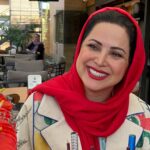 Kamand Amirsoleimani Instagram - خودم را دوست دارم وقتی میخندم. به همه چیز میخندم. به زیباییهای اطرافم،به عزیزانم که سالم هستند،به موفقیتها و درخشش دوستانم،به مشکلاتم،به دشمنانم،به کسانی که از شادی ما ناراحتند. من میخندم تا شادی را سپری کنم جلوی هر آنچه برایم بد است و میخندم تا خوش آمد بگویم به همه اتفاقات خوب تا راه را برای حضورشان در زندگیم هموار کنم. بی جهت نیست از قدیم گفته اند: خنده بر هر درد بی درمان دواست….