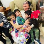 Kamand Amirsoleimani Instagram – این عکس رو با اجازه دوستم گذاشتم. عکس منتخب من در پایان سال. برام پر از پیامه: از ته دل بخندین، بچه ها رو دوست داشته باشین و باهاشون وقت بگذارید ، این روزا بچه ها تنها موجوداتی هستن که بی غل و غش و بدون حساب کتاب بهتون عشق میدن. شما هم که خالص و ناب باشین بچه ها همینطوری جذبتون میشن پس بافرزندانتون دوست باشین بهشون عشق بدین در آغوش بگیرینشون و بهشون احساس امنیت بدین. دوره تنبیه و دعوا دیگه تموم شده تحقیرشون نکنین و اونا رو با بقیه مقایسه نکنین. بذارین این بچه ها آینده ای زیبا و بی عقده و پر عشق رو بسازن. با آرزوی سلامتی برای همه بچه های جهان❤️