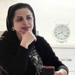 Kamand Amirsoleimani Instagram – عاقلی پرسی:چند تا دوست داری؟با خود گفتم چرا بگویم ده یا بیست تا. جواب دادم:فقط چند تایی. عاقل گفت: تو آدم خوشبختی هستی که این همه دوست داری، ولی در مورد آنچه میگویی خوب فکر کن. خیلی چیزها هست که تو نمیدانی. دوست فقط آن کسی نیست که به او سلام میکنی. دوست، دستی ست که تو را از ناامیدی و تاریکی بیرون میکشد درست وقتی دیگرانی که تو آنها را دوست می نامی میکوشند تو را به درون ناامیدی و تاریکی بکشانند. دوست حقیقی کسی ست که نمیتواند تو را رها کند. صدایی ست که نام تو را زنده نگه میدارد. اما بیشتر از همه دوست یک قلب ❤️است. یک دیوار محکم و قوی در ژرفای قلب انسانها.