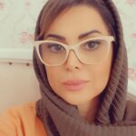 Kamand Amirsoleimani Instagram - افرادی که در مسیر زندگی به بلوغ عاطفی و فکری و شخصیتی می‌رسند، خود‌به‌خود، در سکوتی خاص قرار می‌گیرند که لبریز از محبت و مهربانی است. برای این افراد، قضاوت شدن توسط دیگران، اهمیتی ندارد، زیرا که آنان، نگران تصویر ذهنی دیگران در مورد خودشان نیستند. این افراد از میدان مسابقه، خارج شده‌اند، و خود را با دیگران  مقایسه نمی‌کنند، حتی اگر دیگران، آن‌ها را بازنده بدانند، برایشان، اهمیتی ندارد. افراد بالغ، به نقطه‌ای رسیده‌اند که فهمیده‌اند، زندگی، مثل یک بازی، برای آمدن و نماندن است. آنها فهمیده‌اند که بهترین مواجهه با زندگی، مهربانی است. افراد بالغ، در مواجهه با دیگران، به خوبی و زیبایی افراد، اشاره می‌کنند و دیگران، در مقابل افراد بالغ، نسبت به خودشان، احساس خوبی پیدا می‌کنند. افراد بالغ، اگر انتقادی هم می‌کنند، یک انتقاد عقلانی است و انتقادشان، بر اساس تنش و تخریب نیست. افراد بالغ، در صورت نیاز، نظرشان را اعلام می‌کنند و سعی بر به کرسی نشاندن نظرشان ندارند. می‌گویند و عبور می‌کنند و اینکه طرف مقابل، بپذیرد یا نپذیرد، برایشان اهمیتی ندارد. افراد بالغ، هم در زندگی هستند هم جدا از زندگی، و به افکار و اشیا و اشخاص، نمی‌چسبند. افراد بالغ، به رنج‌هایشان، لبخند می‌زنند و می‌دانند که زندگی، در گذر است. *مهربانی، نشانه بلوغ است. ***عکس فیلتر داره. خودم انقدر صاف و صوف نیستم😂