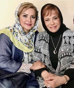 Kamand Amirsoleimani Instagram - معجزه ای وجود دارد
که دوستی نامیده می شود
و در میان دل اقامت دارد
شما نمی دانید که چگونه بوجود می آید
و چگونه آغاز می شود
اما شادمانی که برایتان به ارمغان می آورد
همیشه موهبتی خاص می بخشد
و شما متوجه می شوید که دوستی
ارزشمندترین نعمت خداوند است!
اول شهریور زادروز کسی ست که حکم دوست رفیق خواهر مادر و همه کس را برای من دارد و من همواره از خداوند برایش سلامتی آرامش و دل خوش آرزومندم. گوهر جون عزیزم تولدت مبارک❤️❤️❤️
@goharkheirandish