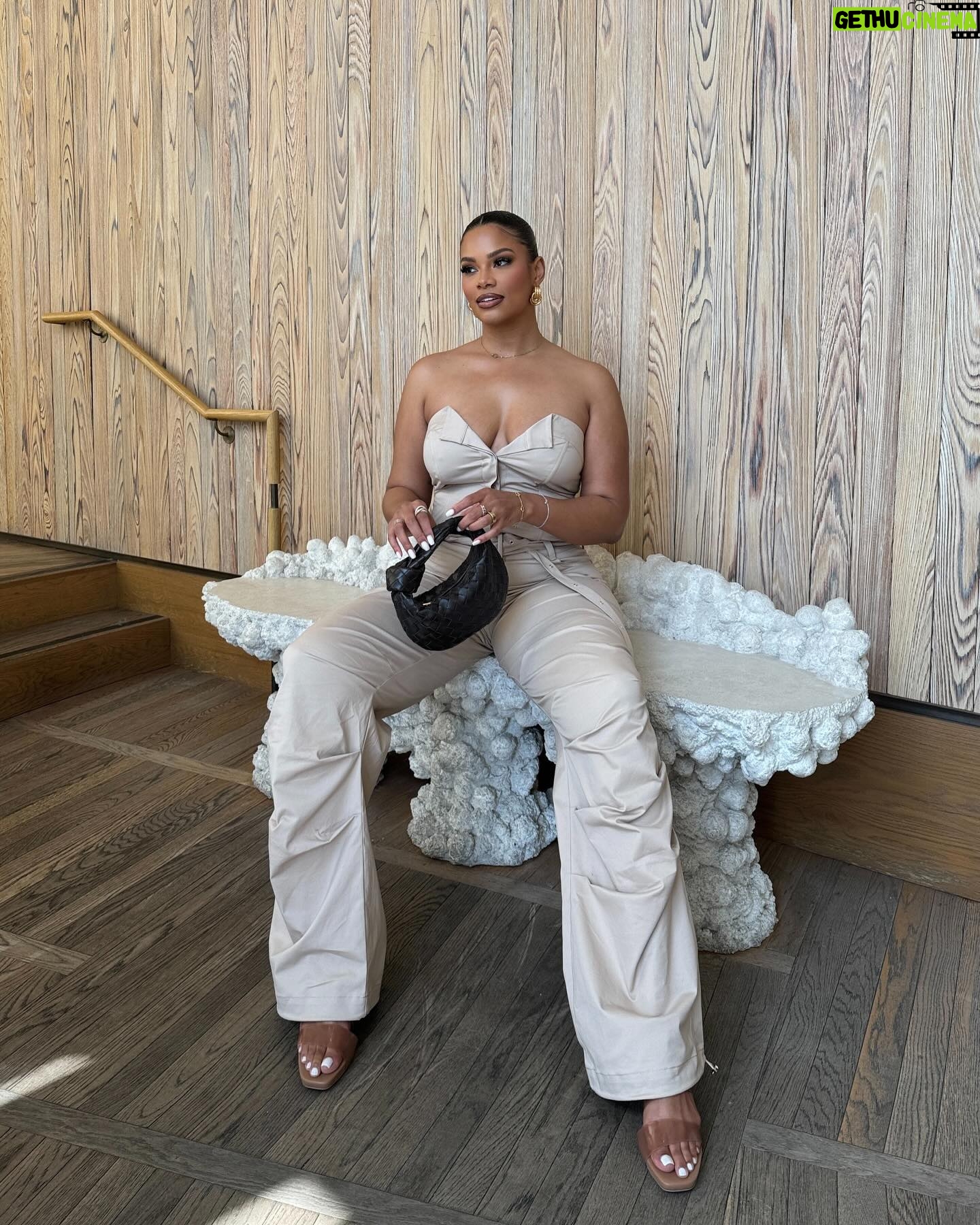Kamie Crawford Instagram - My beige flag is I only wear beige when the sun is out 🌞🤎🏳️