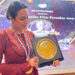 Kamya Punjabi Instagram - Gratitude 🙏🏻 Thank you Maharashtra International Film Festival Organisation Thank you Information & Broadcasting Department Govt of India. And a big thank you to all my fans… aap ho toh main hun ❤️ #dadashahebphalkefilmpuraskar #kamyapunjabi #my2nd #blessed #mehnatkikamai @kameez.co_