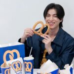 Kanawut Traipipattanapong Instagram – ใครอยากกินเพรทเซลที่กลัฟครีเอทให้มั่งงงง 🥨💙
ถ้าอยาก มาร่วมลุ้นเป็นหนึ่งใน 26 ผู้โชคดี ที่จะได้มากินเพรทเซลที่กลัฟคิด แถมยังได้มาเล่นกิจกรรมสนุกๆ กันบนเวที ในงานมีทที่อร่อยยที่สุด 🤩 ‘Auntie Anne’s Exclusive MEET&EAT With Gulf‘ วันที่ 25 พฤษภาคม 2567 นี้ ที่เซ็นทรัลเวิลด์ มาเจอกันเยอะๆ นะครับทุกคน กลัฟพร้อมมาก!

#GulfKanawutxAuntieAnnesTH #AuntieAnnesTH #TwistUpYourDay #อัพวันดีๆที่อานตี้แอนส์