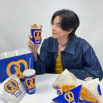 Kanawut Traipipattanapong Instagram – ใครอยากกินเพรทเซลที่กลัฟครีเอทให้มั่งงงง 🥨💙
ถ้าอยาก มาร่วมลุ้นเป็นหนึ่งใน 26 ผู้โชคดี ที่จะได้มากินเพรทเซลที่กลัฟคิด แถมยังได้มาเล่นกิจกรรมสนุกๆ กันบนเวที ในงานมีทที่อร่อยยที่สุด 🤩 ‘Auntie Anne’s Exclusive MEET&EAT With Gulf‘ วันที่ 25 พฤษภาคม 2567 นี้ ที่เซ็นทรัลเวิลด์ มาเจอกันเยอะๆ นะครับทุกคน กลัฟพร้อมมาก!

#GulfKanawutxAuntieAnnesTH #AuntieAnnesTH #TwistUpYourDay #อัพวันดีๆที่อานตี้แอนส์