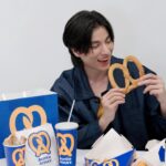 Kanawut Traipipattanapong Instagram – ใครอยากกินเพรทเซลที่กลัฟครีเอทให้มั่งงงง 🥨💙
ถ้าอยาก มาร่วมลุ้นเป็นหนึ่งใน 26 ผู้โชคดี ที่จะได้มากินเพรทเซลที่กลัฟคิด แถมยังได้มาเล่นกิจกรรมสนุกๆ กันบนเวที ในงานมีทที่อร่อยยที่สุด 🤩 ‘Auntie Anne’s Exclusive MEET&EAT With Gulf‘ วันที่ 25 พฤษภาคม 2567 นี้ ที่เซ็นทรัลเวิลด์ มาเจอกันเยอะๆ นะครับทุกคน กลัฟพร้อมมาก!

#GulfKanawutxAuntieAnnesTH #AuntieAnnesTH #TwistUpYourDay #อัพวันดีๆที่อานตี้แอนส์