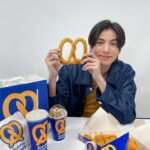 Kanawut Traipipattanapong Instagram – ใครอยากกินเพรทเซลที่กลัฟครีเอทให้มั่งงงง 🥨💙
ถ้าอยาก มาร่วมลุ้นเป็นหนึ่งใน 26 ผู้โชคดี ที่จะได้มากินเพรทเซลที่กลัฟคิด แถมยังได้มาเล่นกิจกรรมสนุกๆ กันบนเวที ในงานมีทที่อร่อยยที่สุด 🤩 ‘Auntie Anne’s Exclusive MEET&EAT With Gulf‘ วันที่ 25 พฤษภาคม 2567 นี้ ที่เซ็นทรัลเวิลด์ มาเจอกันเยอะๆ นะครับทุกคน กลัฟพร้อมมาก!

#GulfKanawutxAuntieAnnesTH #AuntieAnnesTH #TwistUpYourDay #อัพวันดีๆที่อานตี้แอนส์