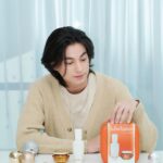Kanawut Traipipattanapong Instagram - หาของขวัญปีใหม่กันอยู่ใช่มั้ยครับ กลัฟเลือก Sulwhasoo Holiday collection ช้อปได้แล้ววันนี้ที่เคาเตอร์โซลวาซูทุกสาขา Happy new year นะครับ #sulwhasooxgulf 🧡🧡🧡