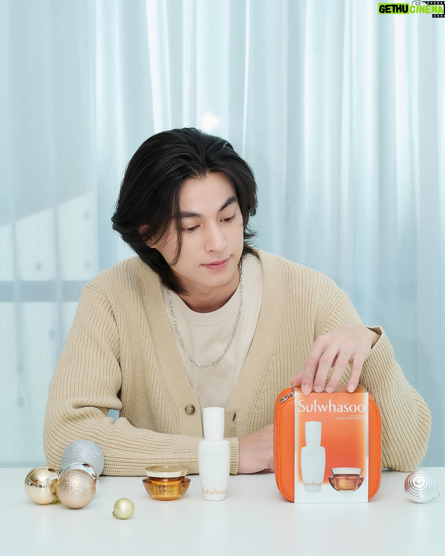Kanawut Traipipattanapong Instagram - หาของขวัญปีใหม่กันอยู่ใช่มั้ยครับ กลัฟเลือก Sulwhasoo Holiday collection ช้อปได้แล้ววันนี้ที่เคาเตอร์โซลวาซูทุกสาขา Happy new year นะครับ #sulwhasooxgulf 🧡🧡🧡