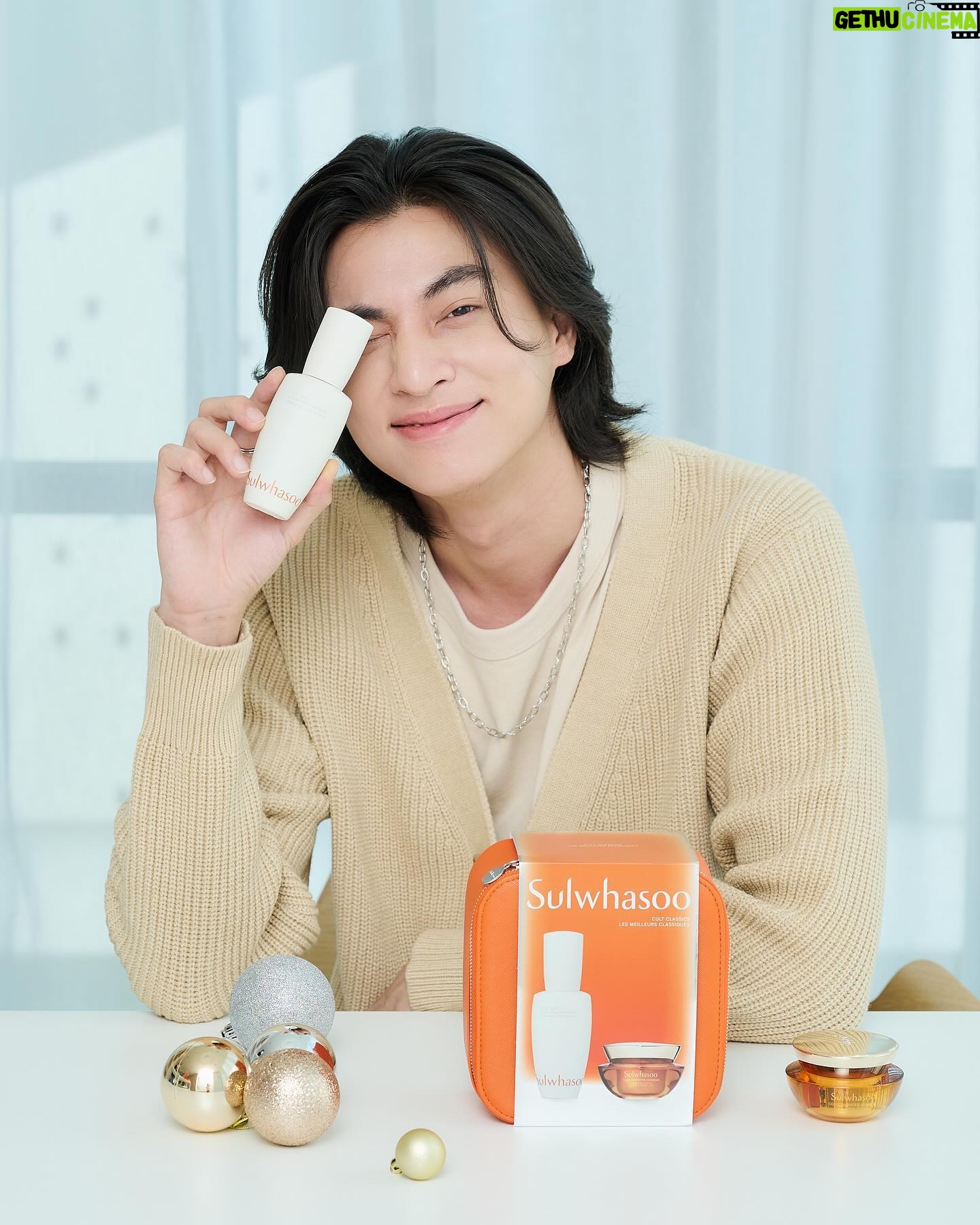 Kanawut Traipipattanapong Instagram - หาของขวัญปีใหม่กันอยู่ใช่มั้ยครับ กลัฟเลือก Sulwhasoo Holiday collection ช้อปได้แล้ววันนี้ที่เคาเตอร์โซลวาซูทุกสาขา Happy new year นะครับ #sulwhasooxgulf 🧡🧡🧡