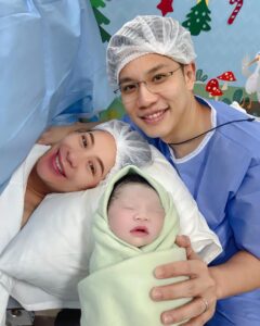 Kaneungnij Jaksamittanon Instagram - สวัสดี Kidd! แม่ชื่อคะนึงนิจ = คิดถึงเสมอ ลูกชื่อคิด (Kidd) = คิดถึงแม่เสมอ พ่อ = คนคิด #sumethandthebuswithourkidd