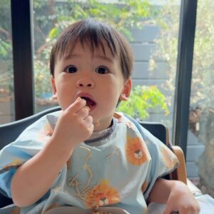 Kaneungnij Jaksamittanon Instagram - เรื่องกินไว้ใจผมครับ พอหลังจากขวบนึงก็กินอาหารยากขึ้นเพราะผมรู้และผมเริ่มเลือก แต่ใดใดก็ยังโชคดีที่น้องคิดถ้าอาหารชอบก็คือกินเองและกินได้เยอะ #เรื่องกินไว้ใจผม #sumethandthebuswithourkidd