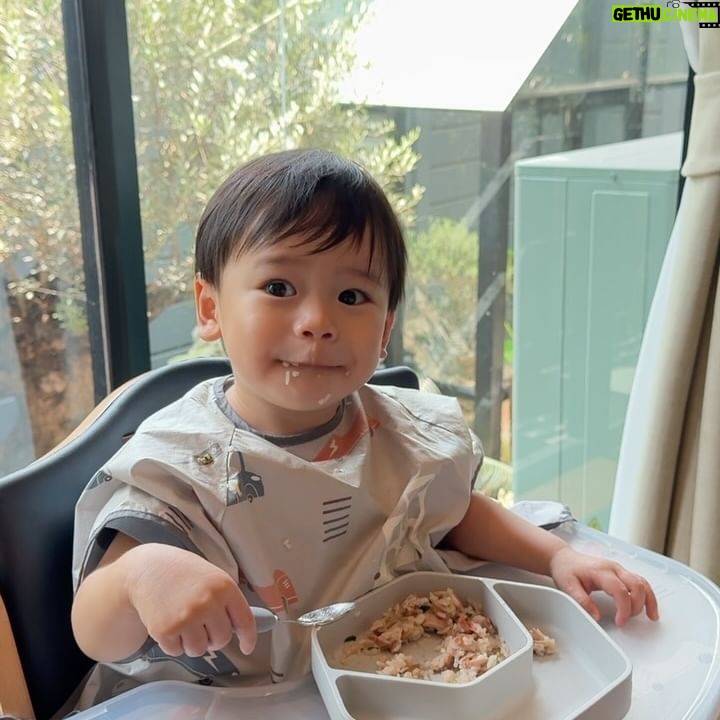 Kaneungnij Jaksamittanon - 3 Likes - เรื่องกินไว้ใจผมครับ พอหลังจากขวบนึงก็กินอาหารยากขึ้นเพราะผมรู้และผมเริ่มเลือก แต่ใดใดก็ยังโชคดีที่น้องคิดถ้าอาหารชอบก็คือกินเองและกินได้เยอะ #เรื่องกินไว้ใจผม #sumethandthebuswithourkidd