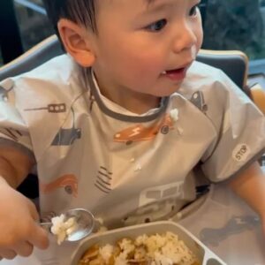 Kaneungnij Jaksamittanon Instagram - เรื่องกินไว้ใจผมครับ พอหลังจากขวบนึงก็กินอาหารยากขึ้นเพราะผมรู้และผมเริ่มเลือก แต่ใดใดก็ยังโชคดีที่น้องคิดถ้าอาหารชอบก็คือกินเองและกินได้เยอะ #เรื่องกินไว้ใจผม #sumethandthebuswithourkidd