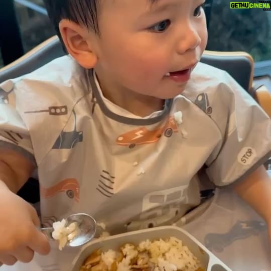Kaneungnij Jaksamittanon - 3 Likes - เรื่องกินไว้ใจผมครับ พอหลังจากขวบนึงก็กินอาหารยากขึ้นเพราะผมรู้และผมเริ่มเลือก แต่ใดใดก็ยังโชคดีที่น้องคิดถ้าอาหารชอบก็คือกินเองและกินได้เยอะ #เรื่องกินไว้ใจผม #sumethandthebuswithourkidd