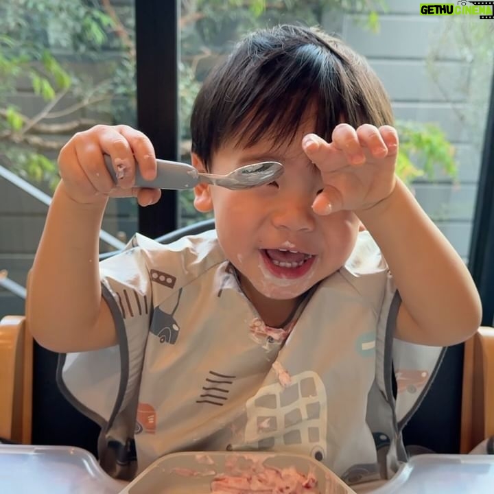 Kaneungnij Jaksamittanon - 3 Likes - เรื่องกินไว้ใจผมครับ พอหลังจากขวบนึงก็กินอาหารยากขึ้นเพราะผมรู้และผมเริ่มเลือก แต่ใดใดก็ยังโชคดีที่น้องคิดถ้าอาหารชอบก็คือกินเองและกินได้เยอะ #เรื่องกินไว้ใจผม #sumethandthebuswithourkidd