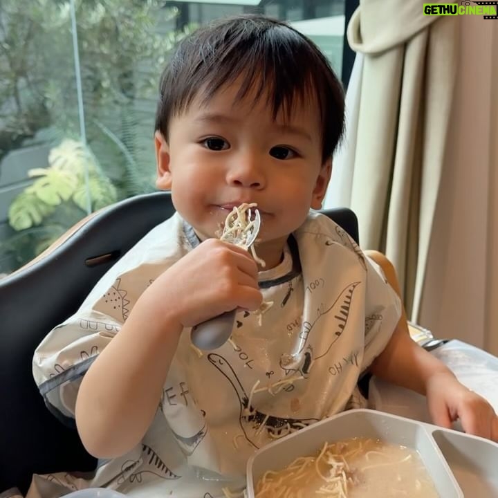 Kaneungnij Jaksamittanon - 3 Likes - เรื่องกินไว้ใจผมครับ พอหลังจากขวบนึงก็กินอาหารยากขึ้นเพราะผมรู้และผมเริ่มเลือก แต่ใดใดก็ยังโชคดีที่น้องคิดถ้าอาหารชอบก็คือกินเองและกินได้เยอะ #เรื่องกินไว้ใจผม #sumethandthebuswithourkidd
