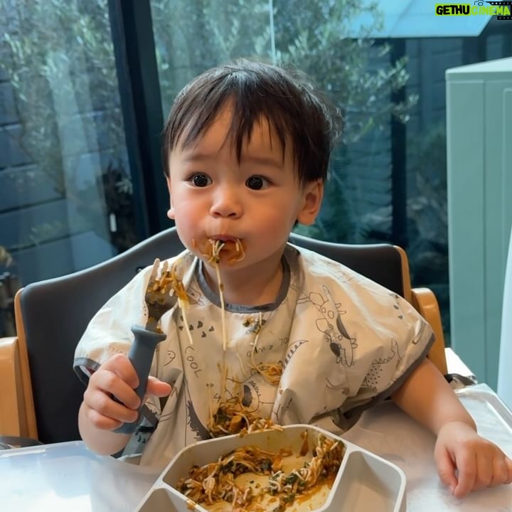 Kaneungnij Jaksamittanon - 3 Likes - เรื่องกินไว้ใจผมครับ พอหลังจากขวบนึงก็กินอาหารยากขึ้นเพราะผมรู้และผมเริ่มเลือก แต่ใดใดก็ยังโชคดีที่น้องคิดถ้าอาหารชอบก็คือกินเองและกินได้เยอะ #เรื่องกินไว้ใจผม #sumethandthebuswithourkidd