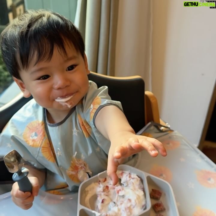 Kaneungnij Jaksamittanon - 3 Likes - เรื่องกินไว้ใจผมครับ พอหลังจากขวบนึงก็กินอาหารยากขึ้นเพราะผมรู้และผมเริ่มเลือก แต่ใดใดก็ยังโชคดีที่น้องคิดถ้าอาหารชอบก็คือกินเองและกินได้เยอะ #เรื่องกินไว้ใจผม #sumethandthebuswithourkidd
