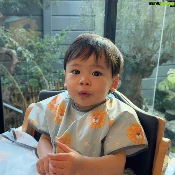 Kaneungnij Jaksamittanon - 3 Likes - เรื่องกินไว้ใจผมครับ พอหลังจากขวบนึงก็กินอาหารยากขึ้นเพราะผมรู้และผมเริ่มเลือก แต่ใดใดก็ยังโชคดีที่น้องคิดถ้าอาหารชอบก็คือกินเองและกินได้เยอะ #เรื่องกินไว้ใจผม #sumethandthebuswithourkidd