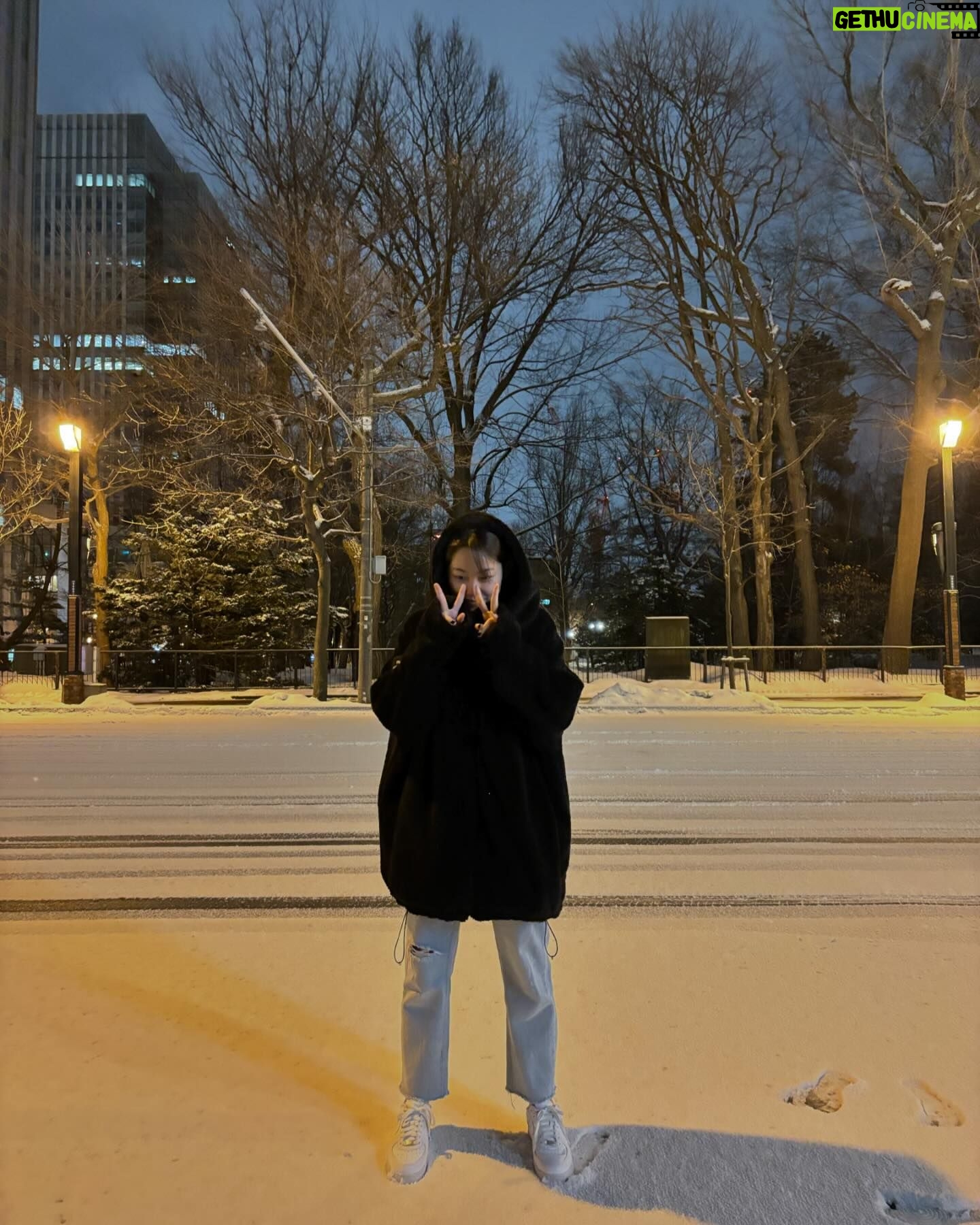 Kang Mi-na Instagram - 꽁꽁 얼어붙은 삿포로 위로 강미나가 걸어다닙니다😌🫶