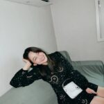 Kang Mi-na Instagram - 2021년은 저에게 있어 도전을 많이한 해였습니다. 그동안 이것 저것 해보고 싶다 생각만 해왔던 것들 중에 하나씩 해보고 취미도 만들어가고요. 그리고 사랑하는 가족도 생겼습니다🐶많은 걸 이루진 못했지만 도전하고 경험한 것만으로도 뿌듯하고 벅찬 해였던 것 같습니다. 한 해를 돌이켜보니 답답하고 힘듦도 많고 다사다난 했지만 그래도 그 속에서 행복했습니다🤍모두 몇 시간 안 남은 2021년 무사히 보내시고 새해 복 많이 받으세요🤍