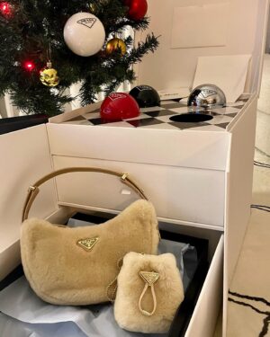 Kang Mi-na Instagram - #prada #Pradaholiday23 🥂🤍🖤