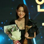 Kang Mi-na Instagram - 꽃피면 달 생각하고, 미남당을 촬영하면서 정말 많이 배우고 얻은게 많은데 이렇게 상까지 주셔서 너무 감사드립니다. 같이 촬영하면서 웃고 울었던 많은 스탭분들, 감독님,작가님 그리고 선배님들까지 정말 많은 분들께 감사드립니다. 상 주신만큼 더 단단한 배우가 되도록 연구하고 노력할게요. 그리고 우리 팬들 많이 사랑하고 보고싶습니다! 모두 새해 복 많이 받으세요🤍