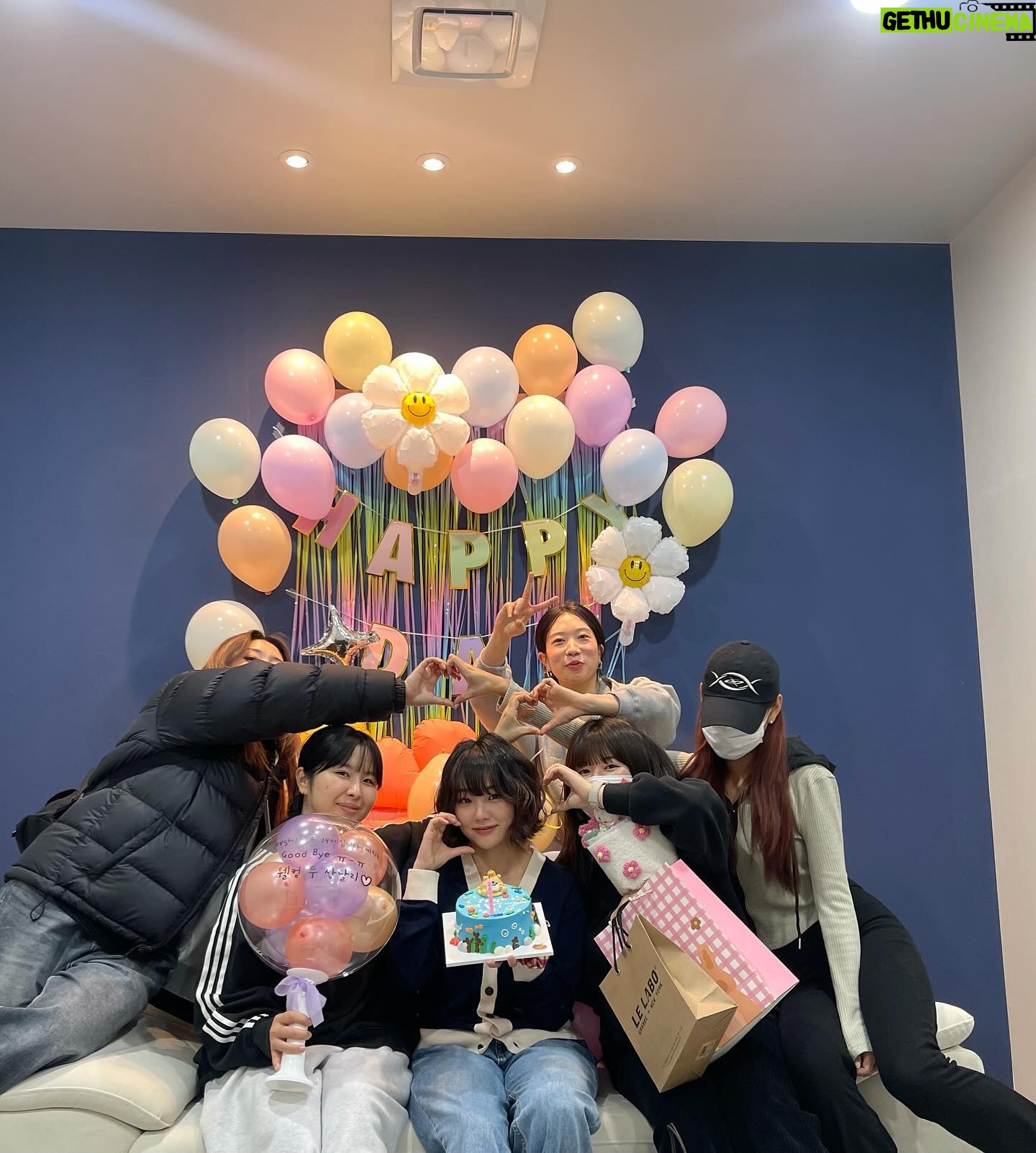 Kang Mi-na - 3 Likes - 아주 조금 많이 늦었지만 드디어 올림🙌
새벽부터 제주도 오며 가며 매번 비행기에서 녹초가 되었던, 너무 고생 많았던 해달팀 한 명 한 명 모두 소중해 너무 고맙고 사랑해요🩵