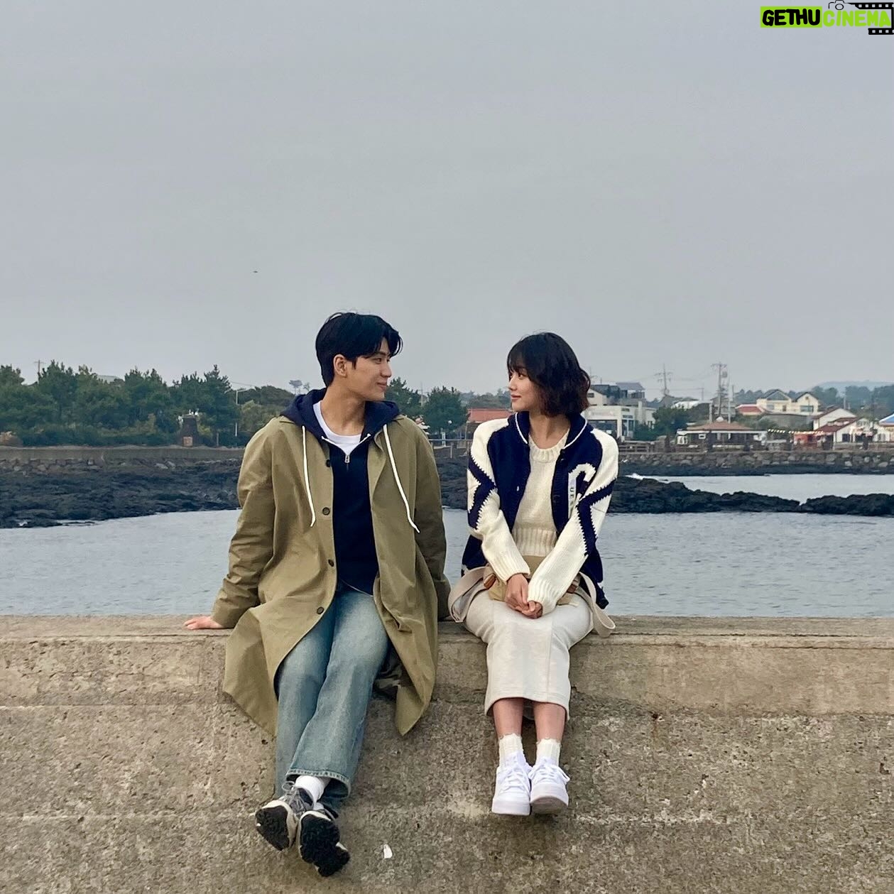 Kang Mi-na - 3 Likes - 조해달을 연기하면서 한 아이의 엄마로, 한 가족의 막내로 사랑의 다양한 형태를 느끼고 배우며 삼달리 안에서 행복했습니다. 아직 해달이를 보내주기엔 많이 아쉽지만 삼달리로 가득찼던 2023년도, 조해달도 진짜 안녕🍊🩵
#JTBC #웰컴투삼달리