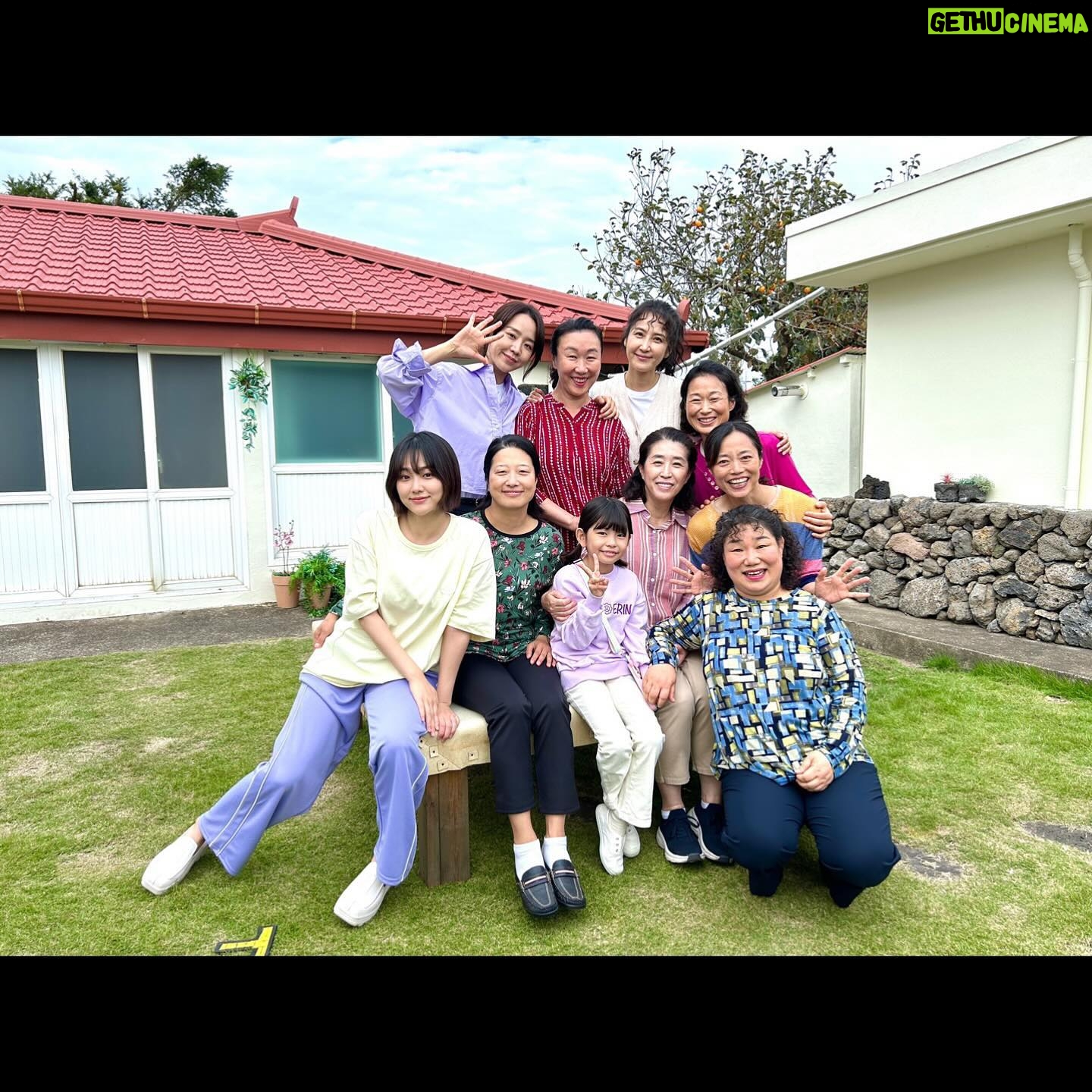 Kang Mi-na - 3 Likes - 조해달을 연기하면서 한 아이의 엄마로, 한 가족의 막내로 사랑의 다양한 형태를 느끼고 배우며 삼달리 안에서 행복했습니다. 아직 해달이를 보내주기엔 많이 아쉽지만 삼달리로 가득찼던 2023년도, 조해달도 진짜 안녕🍊🩵
#JTBC #웰컴투삼달리