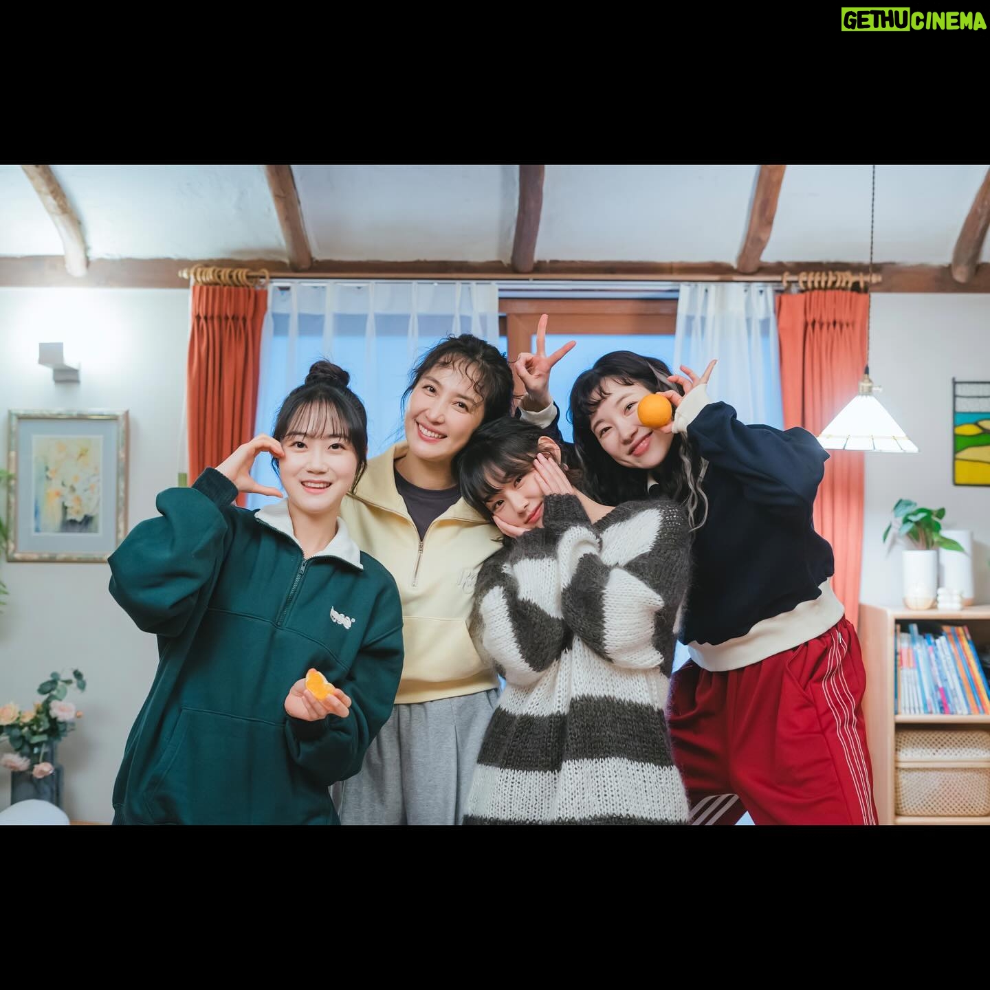 Kang Mi-na - 3 Likes - 조해달을 연기하면서 한 아이의 엄마로, 한 가족의 막내로 사랑의 다양한 형태를 느끼고 배우며 삼달리 안에서 행복했습니다. 아직 해달이를 보내주기엔 많이 아쉽지만 삼달리로 가득찼던 2023년도, 조해달도 진짜 안녕🍊🩵
#JTBC #웰컴투삼달리
