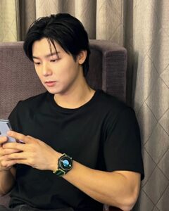 Kang Min-hyuk Instagram - 운동을 좋아하는 나에게 딱인 멋지고 실용적인⌚️ 태그호이어 커넥티드 칼리버 E4 말본골프 에디션이 출시 되었습니다. 골프와 스타일, 혁신에 대한 열정과 매력적인 콜라보레이션 스토리가 돋보이는 이번 리미티드 에디션 타임피스는 태그호이어 커넥티드 입점 매장에서 만나볼 수 있습니다. #Ad #태그호이어 #태그호이어X말본 #태그호이어말본골프에디션