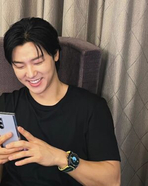 Kang Min-hyuk Instagram - 운동을 좋아하는 나에게 딱인 
멋지고 실용적인⌚️ 
태그호이어 커넥티드 칼리버 E4 말본골프 에디션이 출시 되었습니다. 
골프와 스타일, 혁신에 대한 열정과 매력적인 콜라보레이션 스토리가 돋보이는 이번 리미티드 에디션 타임피스는 태그호이어 커넥티드 입점 매장에서 만나볼 수 있습니다.
#Ad
#태그호이어 #태그호이어X말본 #태그호이어말본골프에디션