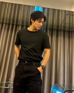 Kang Min-hyuk Instagram - 운동을 좋아하는 나에게 딱인 
멋지고 실용적인⌚️ 
태그호이어 커넥티드 칼리버 E4 말본골프 에디션이 출시 되었습니다. 
골프와 스타일, 혁신에 대한 열정과 매력적인 콜라보레이션 스토리가 돋보이는 이번 리미티드 에디션 타임피스는 태그호이어 커넥티드 입점 매장에서 만나볼 수 있습니다.
#Ad
#태그호이어 #태그호이어X말본 #태그호이어말본골프에디션