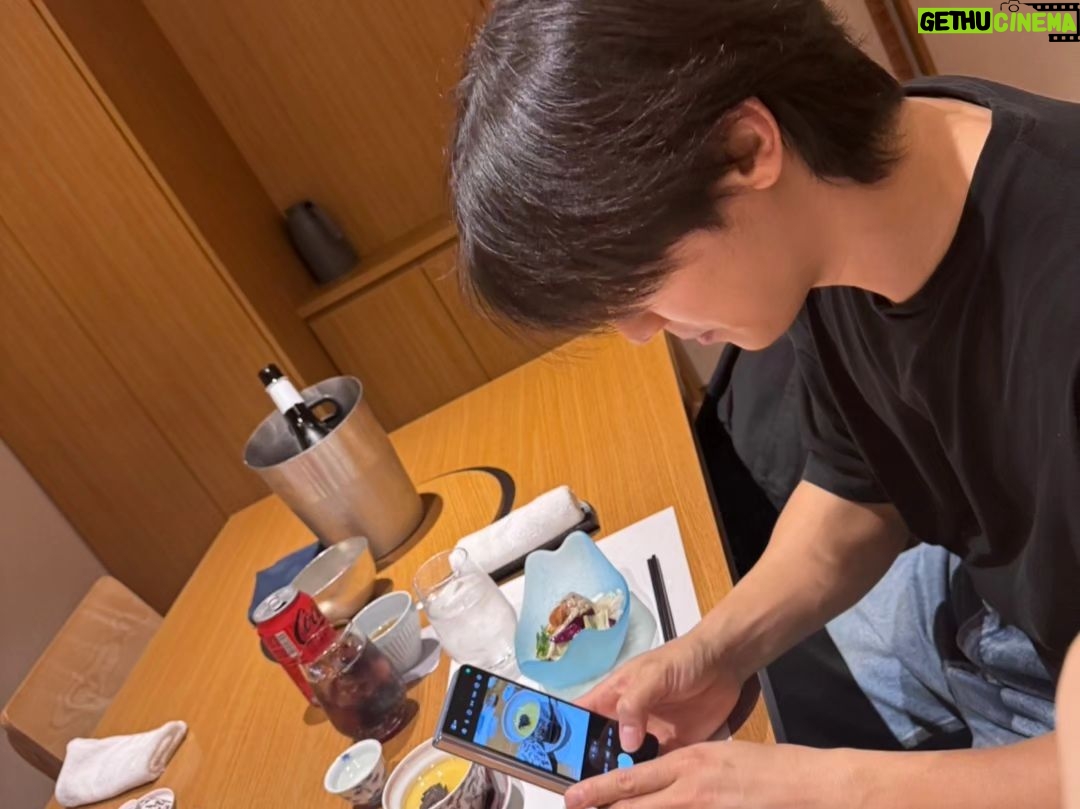 Kang Min-hyuk Instagram - 서아리가 사준 저녁 카메라에 담는 한준경. 아니.. 규영이가 사준 저녁 카메라에 담는 강민혁과 우리들의 든든한 김철규감독님까지 잘먹었습니다~ @lavieenbluu @sammai_kim