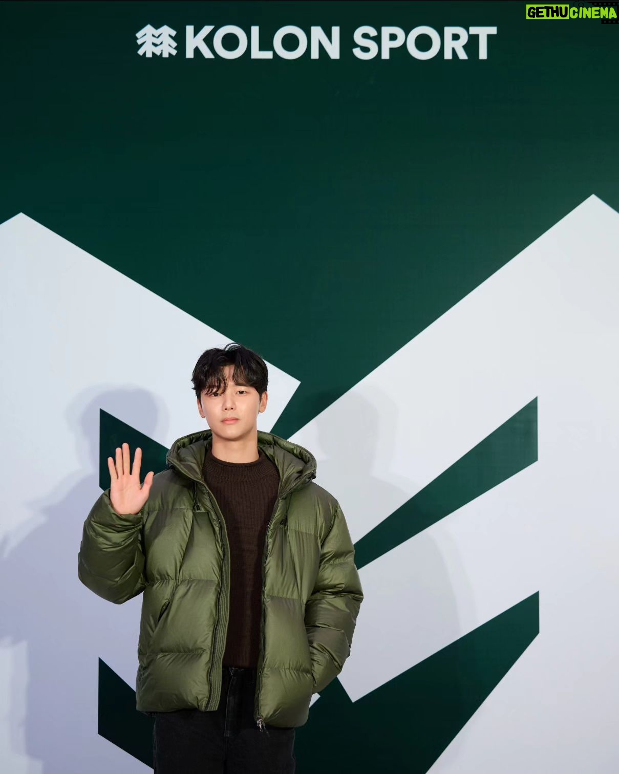 Kang Min-hyuk Instagram - 코오롱스포츠가 50주년을 축하합니다! 코오롱의 50년 역사과 자연에 대한 코오롱스포츠의 특별한 시선도 느껴볼 수 있는 전시를 다녀왔는데요! 여러분도 꼭 오셔서 두 상록수의 새로운 여정에 함께해주세요! @_kolonsport #코오롱스포츠 #코오롱스포츠50주년 #EVERGREENENERGY