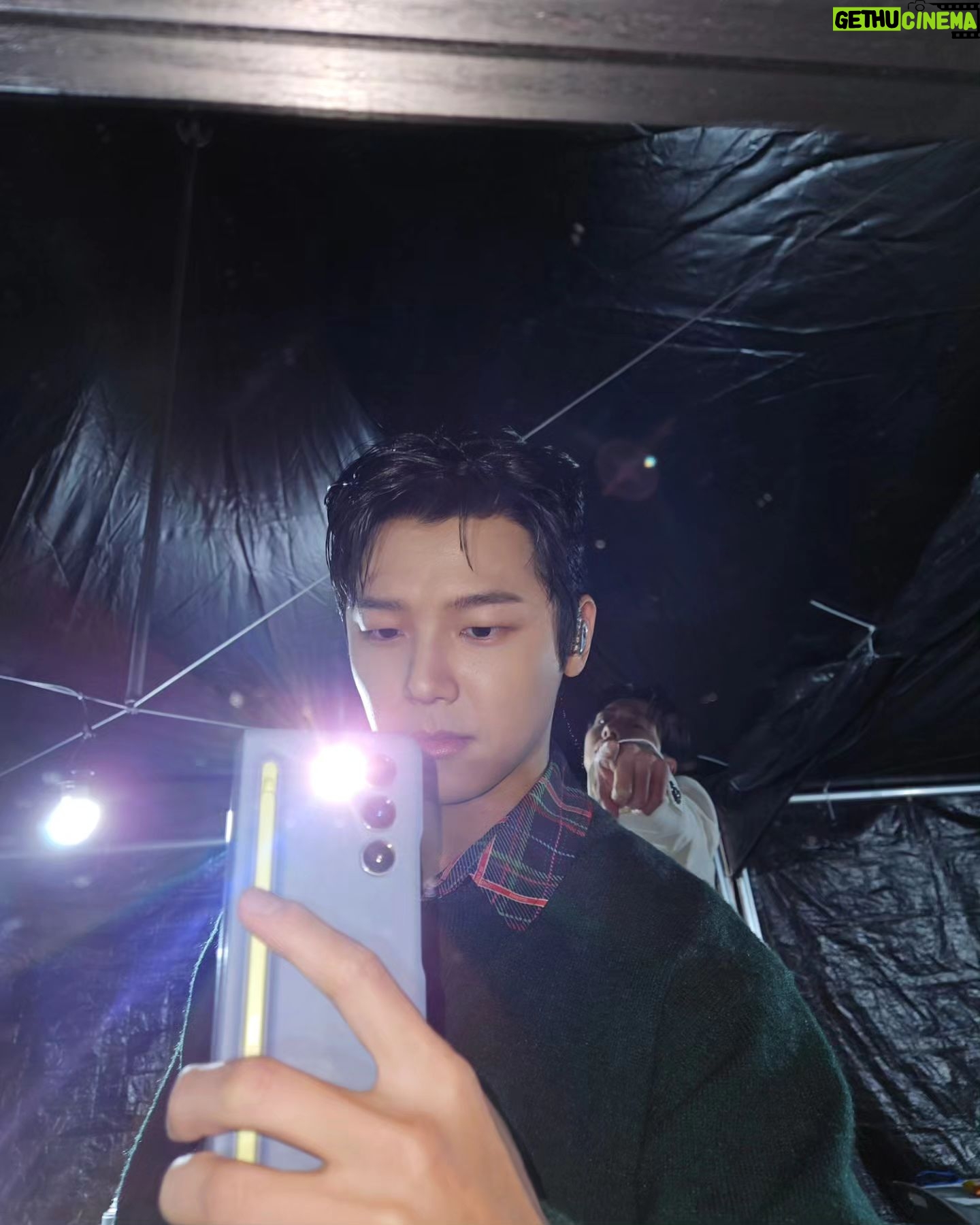 Kang Min-hyuk Instagram - #somedayfestival #CNBLUE 오늘 같이 소리 지르고 뛰어놀아주신 모든 분들께 감사 인사드립니다. 함께 즐겨주셔서 저희도 최고로 즐거운 시간 보냈습니다. 드럼이 많이 뒤라서 아쉬웠지만 무대에서 가장 높은 곳에서 모두를 바라보며 연주해서 더 행복했습니다. 멋진 페스티벌에 나올 수 있어서 감사했습니다!! 공연 후기 영상들 감사해요 :) CNBLUE FOREVER!!!! 우리 모두 FOREVER!!!!! Merry Christmas 🎅 🎄 @somedayfestival