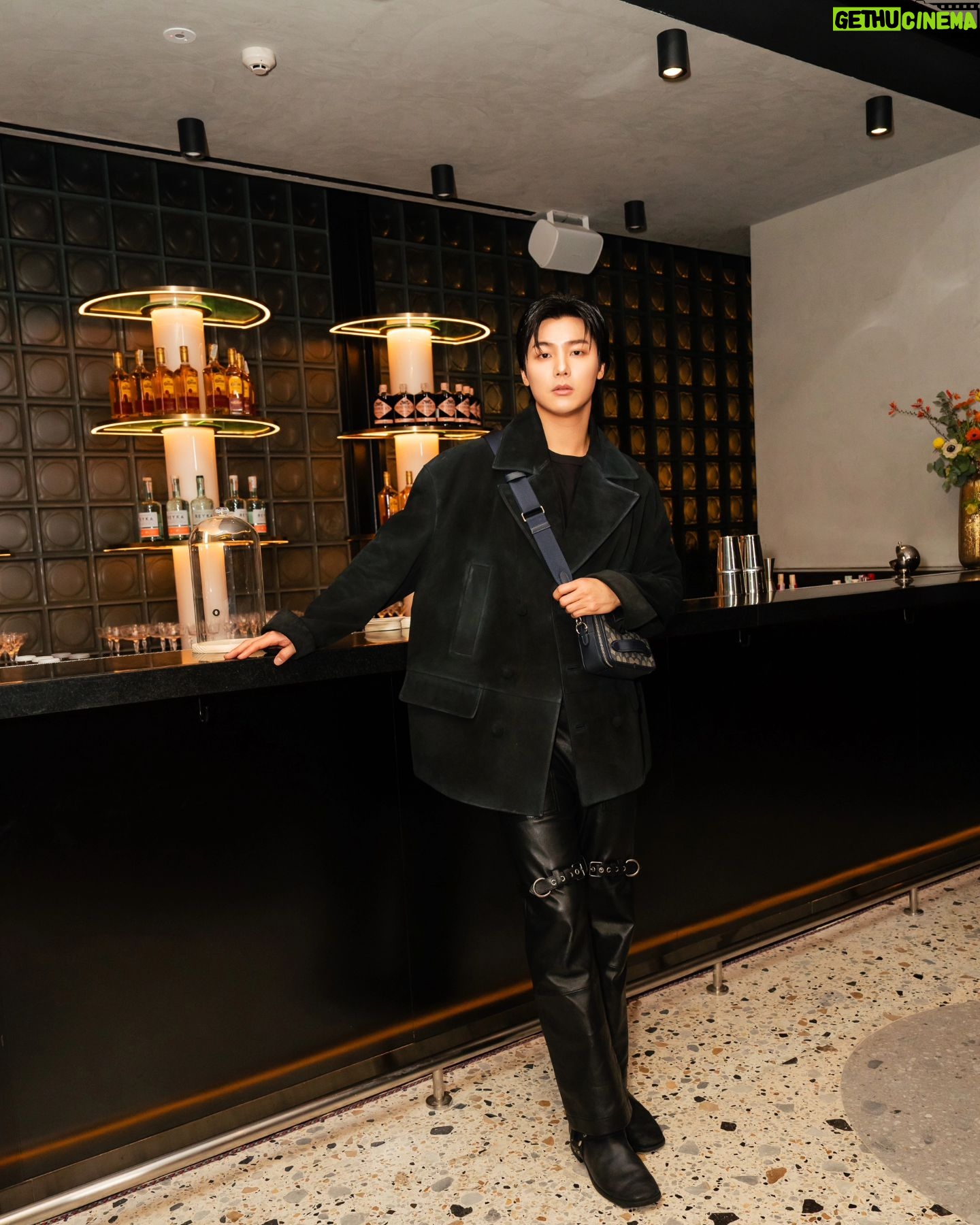 Kang Min-hyuk - 184.4K Likes - Hi, I have finally visit the Grand Indonesia in Jakarta for the Grand opening of the world's first Coach Restaurant! It took a bit time to come back to Indonesia, but I felt the warmth of the fans thanks to the big welcome and greetings from all the fans. Thank you my BOICE!!
It was such a joyful moment! I hope you all have the chance to come and enjoy the dining in this space that is filled with Coach's heritage. Thank you so much for inviting me to the Grand opening of the world's first Coach Restaurant in Grand Indonesia. Congratulations and Thank you!
#Coach #CoachNY #TheCoachRestaurant #grandindonesia
세계 최초의 Coach 레스토랑 오픈식을 위해 자카르타, 그랜드 인도네시아에 다녀왔습니다. 오랜만에 인도네시아의 방문인데 많은 환호성과 인사하러 와주신 모든 팬분들 덕분에 행복한 시간이었어요!
Coach의 감성이 가득 담긴 멋진 공간에서 식사하는 최고의 기분을 만끽하러 여러분들도 꼭!! 오셨으면 좋겠습니다!
세계 최초 Coach 레스토랑 오픈식에 초대해 주셔서 정말 감사드리고 진심으로 축하드립니다.