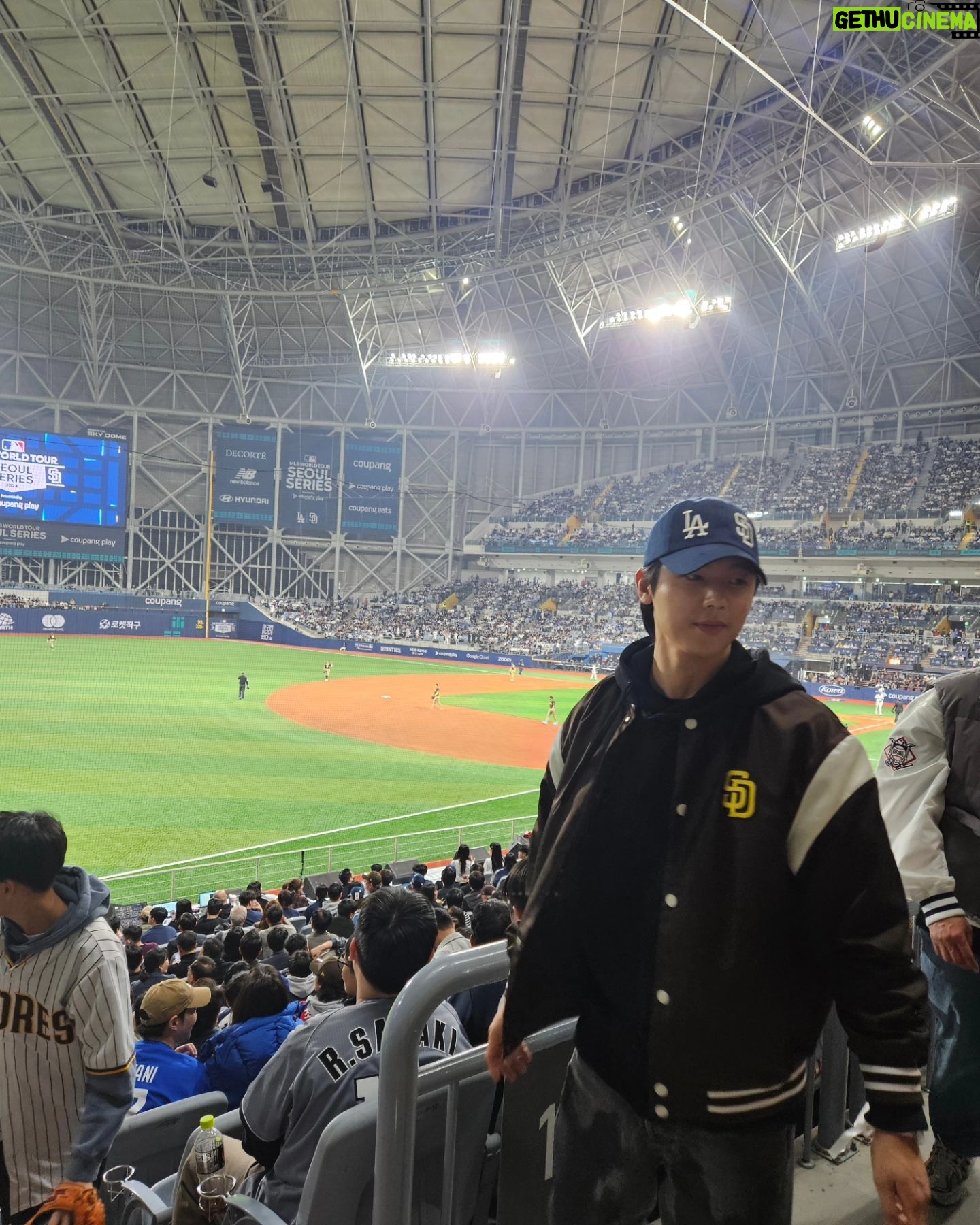 Kang Min-hyuk - 202.3K Likes - 대한민국에서 메이저리그 경기라니!
야구를 좋아하는. 스포츠를 좋아하는. 한 명의 팬으로서
멋진 경기 펼쳐준 모든 선수들과 이런 자리를 만들어주신 모든 분들께 감사한 순간이었습니다.
대한민국에서 하성 킴을 외칠 수 있어서 행복했습니다~ 😆
@hhh_07 @coupangplay @mlbkorea
#쿠팡플레이 #고척스카이돔 #mlbkorea
