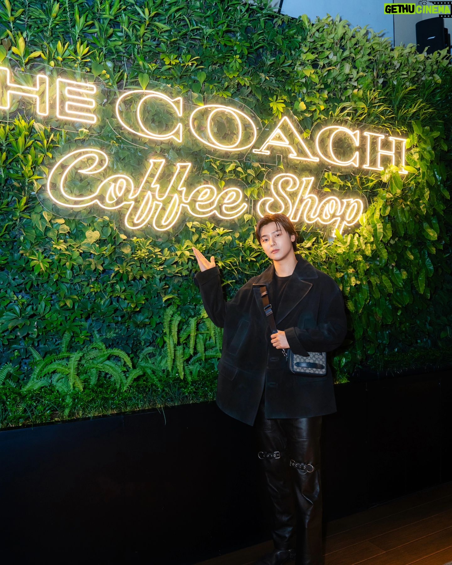 Kang Min-hyuk - 184.4K Likes - Hi, I have finally visit the Grand Indonesia in Jakarta for the Grand opening of the world's first Coach Restaurant! It took a bit time to come back to Indonesia, but I felt the warmth of the fans thanks to the big welcome and greetings from all the fans. Thank you my BOICE!!
It was such a joyful moment! I hope you all have the chance to come and enjoy the dining in this space that is filled with Coach's heritage. Thank you so much for inviting me to the Grand opening of the world's first Coach Restaurant in Grand Indonesia. Congratulations and Thank you!
#Coach #CoachNY #TheCoachRestaurant #grandindonesia
세계 최초의 Coach 레스토랑 오픈식을 위해 자카르타, 그랜드 인도네시아에 다녀왔습니다. 오랜만에 인도네시아의 방문인데 많은 환호성과 인사하러 와주신 모든 팬분들 덕분에 행복한 시간이었어요!
Coach의 감성이 가득 담긴 멋진 공간에서 식사하는 최고의 기분을 만끽하러 여러분들도 꼭!! 오셨으면 좋겠습니다!
세계 최초 Coach 레스토랑 오픈식에 초대해 주셔서 정말 감사드리고 진심으로 축하드립니다.