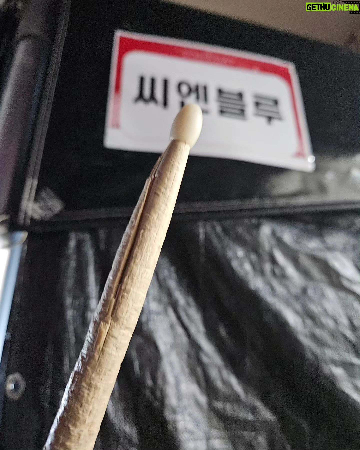 Kang Min-hyuk Instagram - #somedayfestival #CNBLUE 오늘 같이 소리 지르고 뛰어놀아주신 모든 분들께 감사 인사드립니다. 함께 즐겨주셔서 저희도 최고로 즐거운 시간 보냈습니다. 드럼이 많이 뒤라서 아쉬웠지만 무대에서 가장 높은 곳에서 모두를 바라보며 연주해서 더 행복했습니다. 멋진 페스티벌에 나올 수 있어서 감사했습니다!! 공연 후기 영상들 감사해요 :) CNBLUE FOREVER!!!! 우리 모두 FOREVER!!!!! Merry Christmas 🎅 🎄 @somedayfestival