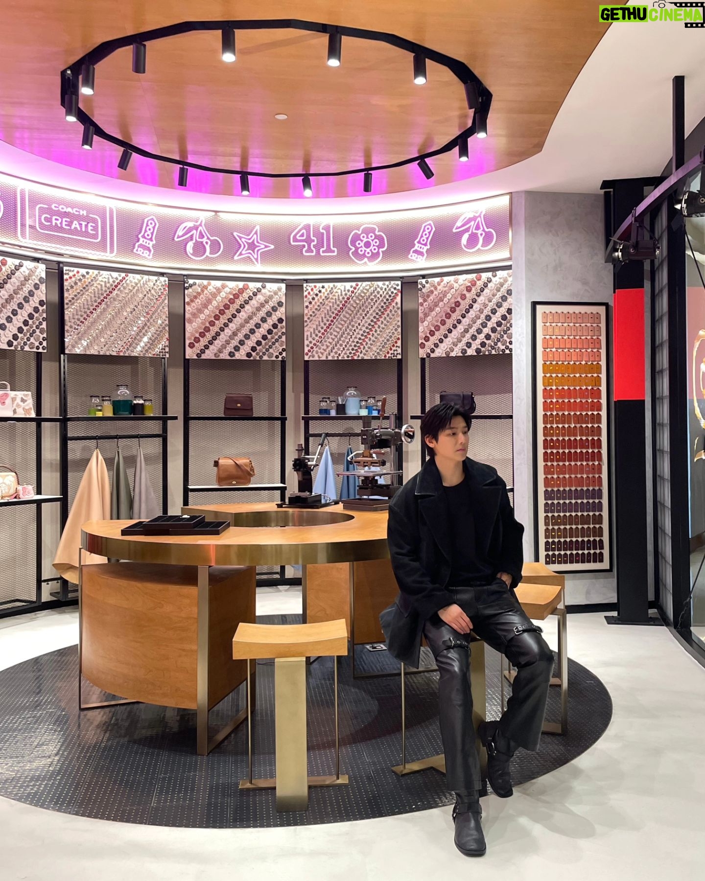 Kang Min-hyuk - 184.4K Likes - Hi, I have finally visit the Grand Indonesia in Jakarta for the Grand opening of the world's first Coach Restaurant! It took a bit time to come back to Indonesia, but I felt the warmth of the fans thanks to the big welcome and greetings from all the fans. Thank you my BOICE!!
It was such a joyful moment! I hope you all have the chance to come and enjoy the dining in this space that is filled with Coach's heritage. Thank you so much for inviting me to the Grand opening of the world's first Coach Restaurant in Grand Indonesia. Congratulations and Thank you!
#Coach #CoachNY #TheCoachRestaurant #grandindonesia
세계 최초의 Coach 레스토랑 오픈식을 위해 자카르타, 그랜드 인도네시아에 다녀왔습니다. 오랜만에 인도네시아의 방문인데 많은 환호성과 인사하러 와주신 모든 팬분들 덕분에 행복한 시간이었어요!
Coach의 감성이 가득 담긴 멋진 공간에서 식사하는 최고의 기분을 만끽하러 여러분들도 꼭!! 오셨으면 좋겠습니다!
세계 최초 Coach 레스토랑 오픈식에 초대해 주셔서 정말 감사드리고 진심으로 축하드립니다.