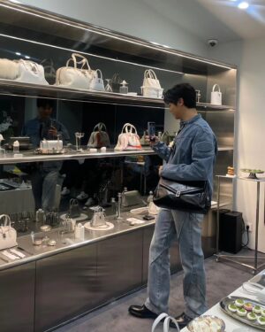 Kang Min-hyuk Instagram - 분크의 아페르티보 팝업 행사장에 다녀왔습니다!
6년간의 분크의 히스토리를 만나보실 수 있으니 꼭 놓치지 마세요!
청청패션도 완벽하게 완성시켜주는 분크의 이쁜 제품들은
압구정 4ONE5IVE 도산 매장에서
12월 17일까지 만나보실 수 있습니다!

@vunque_official #ad #vungue #분크 #vunque_Aperitivo