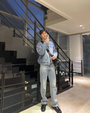 Kang Min-hyuk Instagram - 분크의 아페르티보 팝업 행사장에 다녀왔습니다!
6년간의 분크의 히스토리를 만나보실 수 있으니 꼭 놓치지 마세요!
청청패션도 완벽하게 완성시켜주는 분크의 이쁜 제품들은
압구정 4ONE5IVE 도산 매장에서
12월 17일까지 만나보실 수 있습니다!

@vunque_official #ad #vungue #분크 #vunque_Aperitivo