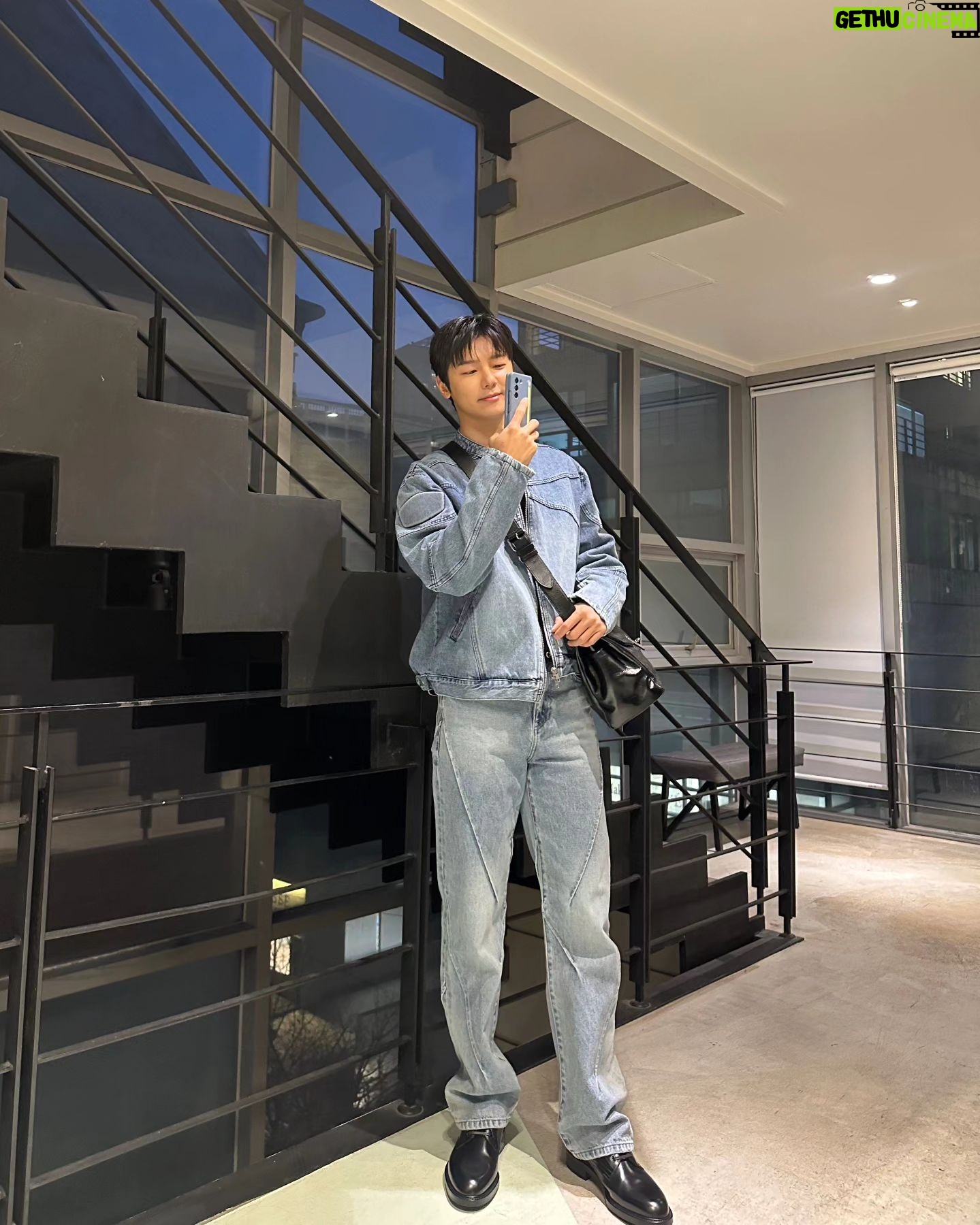 Kang Min-hyuk - 223.8K Likes - 분크의 아페르티보 팝업 행사장에 다녀왔습니다!
6년간의 분크의 히스토리를 만나보실 수 있으니 꼭 놓치지 마세요!
청청패션도 완벽하게 완성시켜주는 분크의 이쁜 제품들은
압구정 4ONE5IVE 도산 매장에서
12월 17일까지 만나보실 수 있습니다!
@vunque_official #ad #vungue #분크 #vunque_Aperitivo