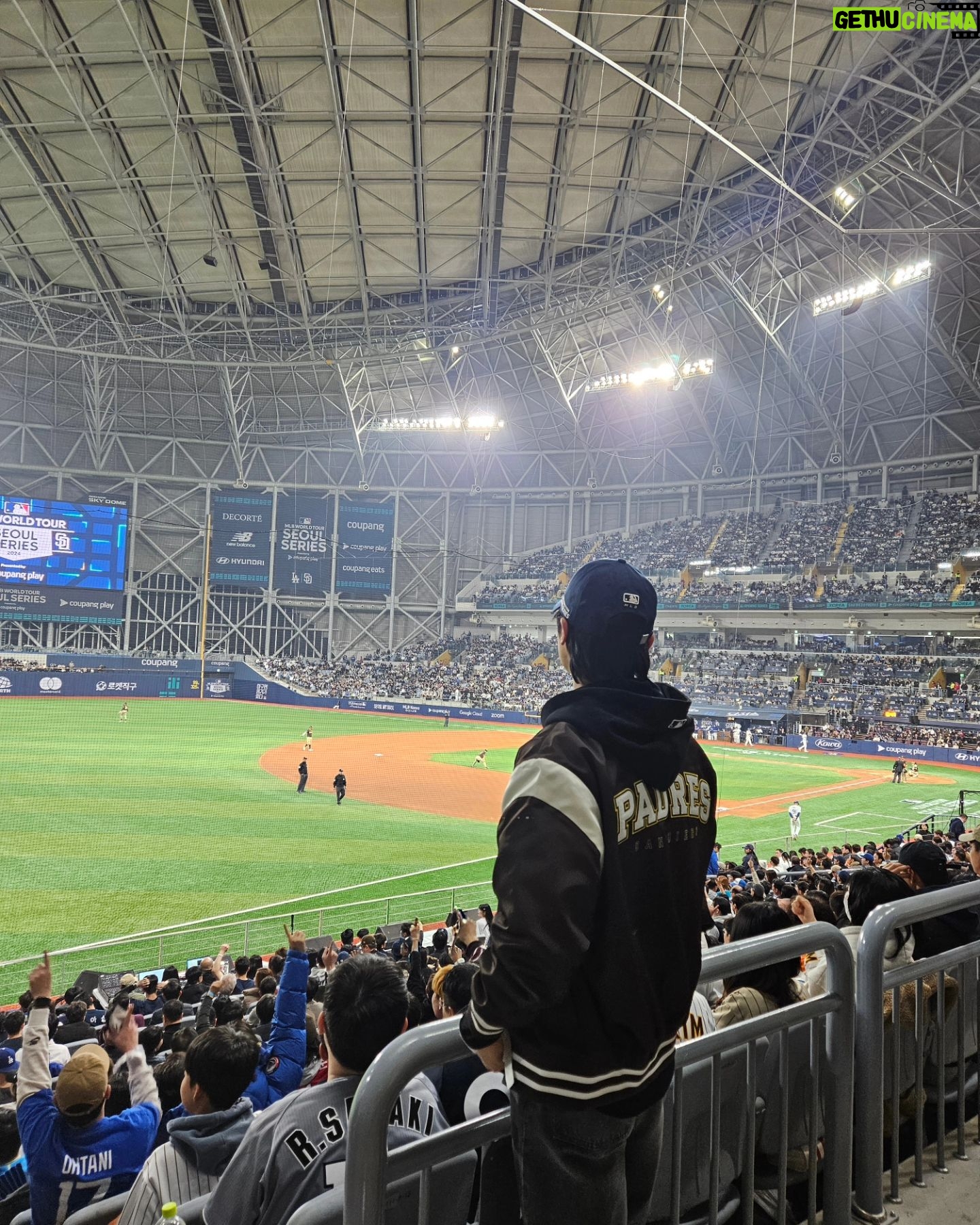 Kang Min-hyuk - 202.3K Likes - 대한민국에서 메이저리그 경기라니!
야구를 좋아하는. 스포츠를 좋아하는. 한 명의 팬으로서
멋진 경기 펼쳐준 모든 선수들과 이런 자리를 만들어주신 모든 분들께 감사한 순간이었습니다.
대한민국에서 하성 킴을 외칠 수 있어서 행복했습니다~ 😆
@hhh_07 @coupangplay @mlbkorea
#쿠팡플레이 #고척스카이돔 #mlbkorea