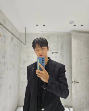 Kang Min-hyuk Instagram - Good bye 2023 👋 
안녕 2023. 👋 고마웠어 모두.
2024년 모두 새해 복 많이 받으세요.!!!!

#2023안녕 #2024안녕