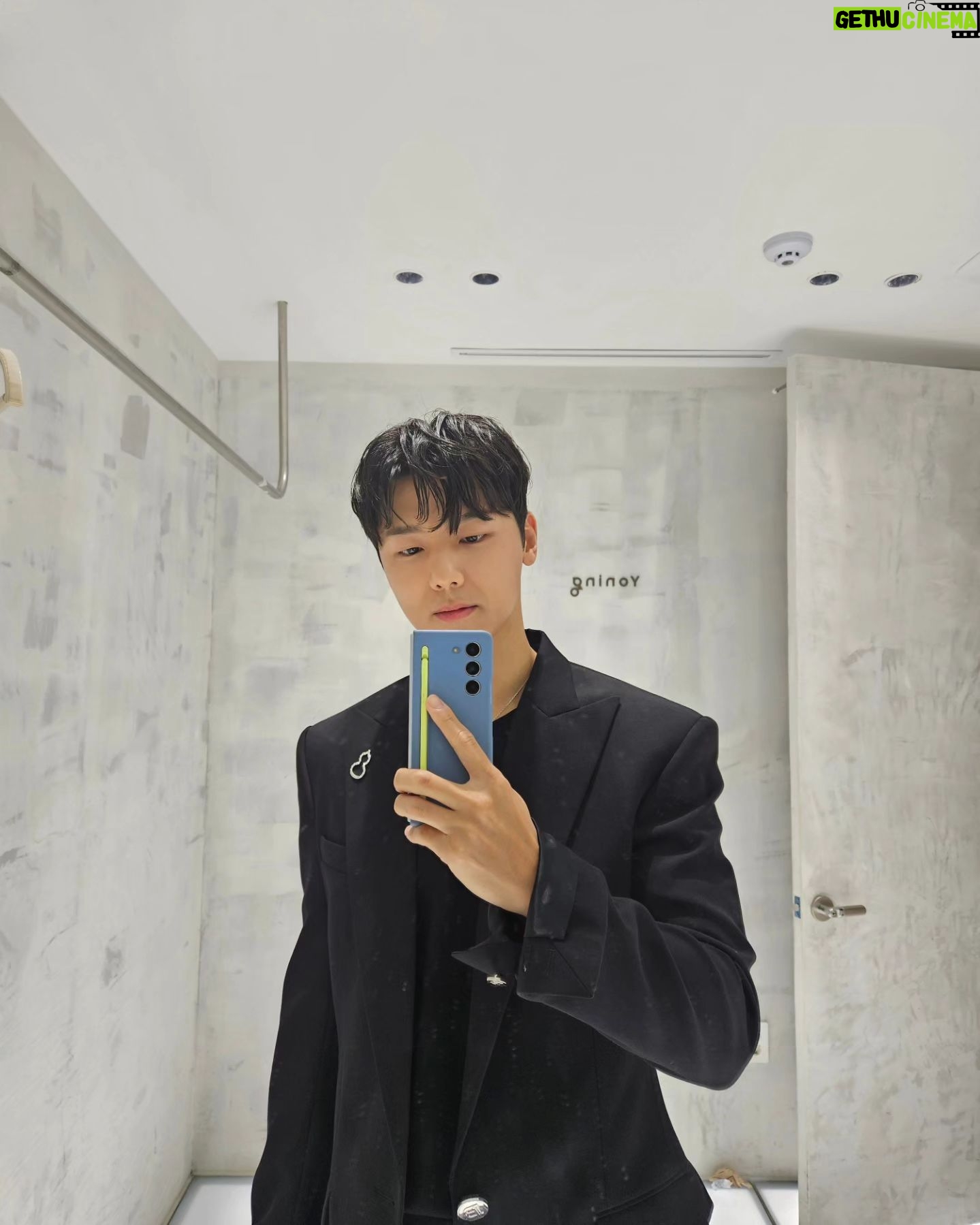 Kang Min-hyuk - 186.3K Likes - Good bye 2023 👋
안녕 2023. 👋 고마웠어 모두.
2024년 모두 새해 복 많이 받으세요.!!!!
#2023안녕 #2024안녕